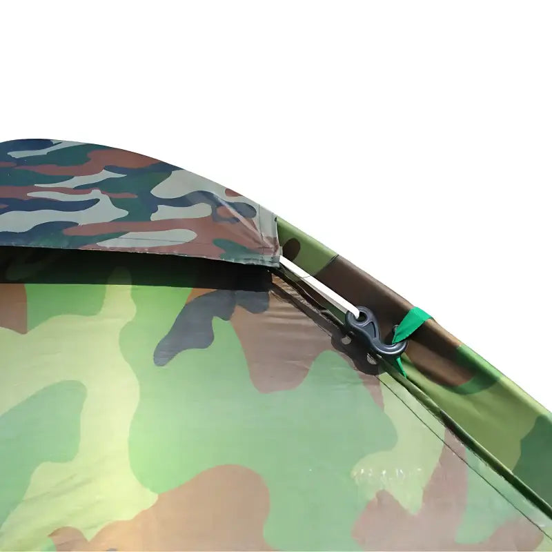 Tente de camping style camouflage dans les bois