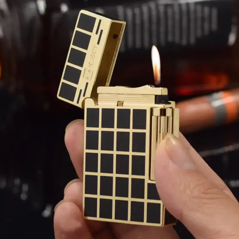 Briquet tempête damier doré esthétique