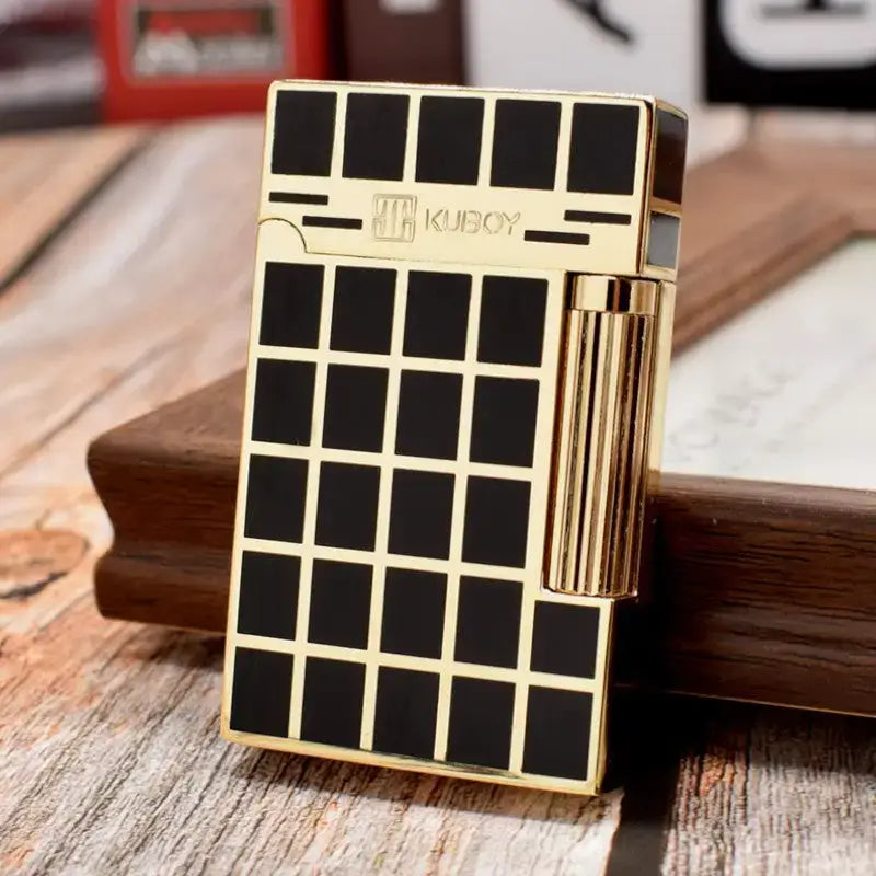 Briquet tempête damier doré esthétique