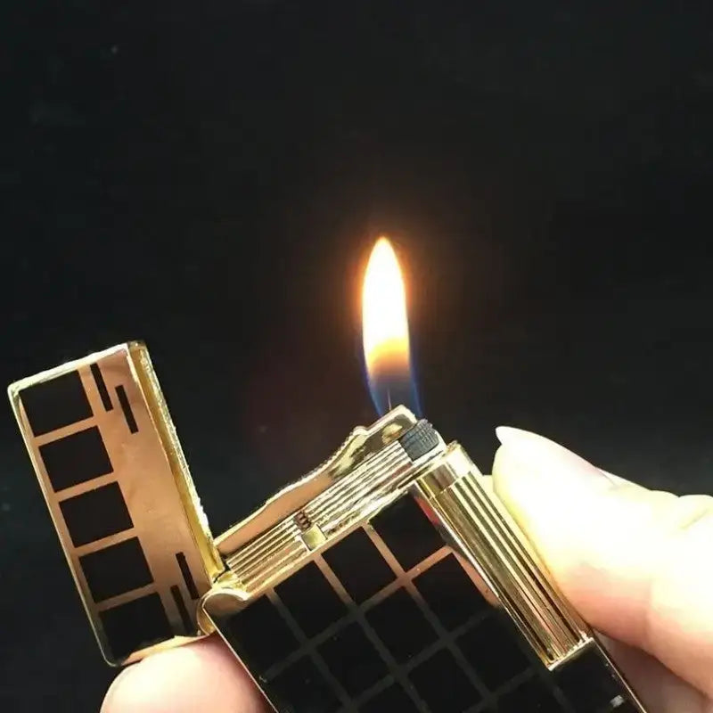 Briquet tempête damier doré esthétique