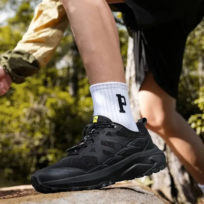 Chaussure de marche terrain escarpé robuste