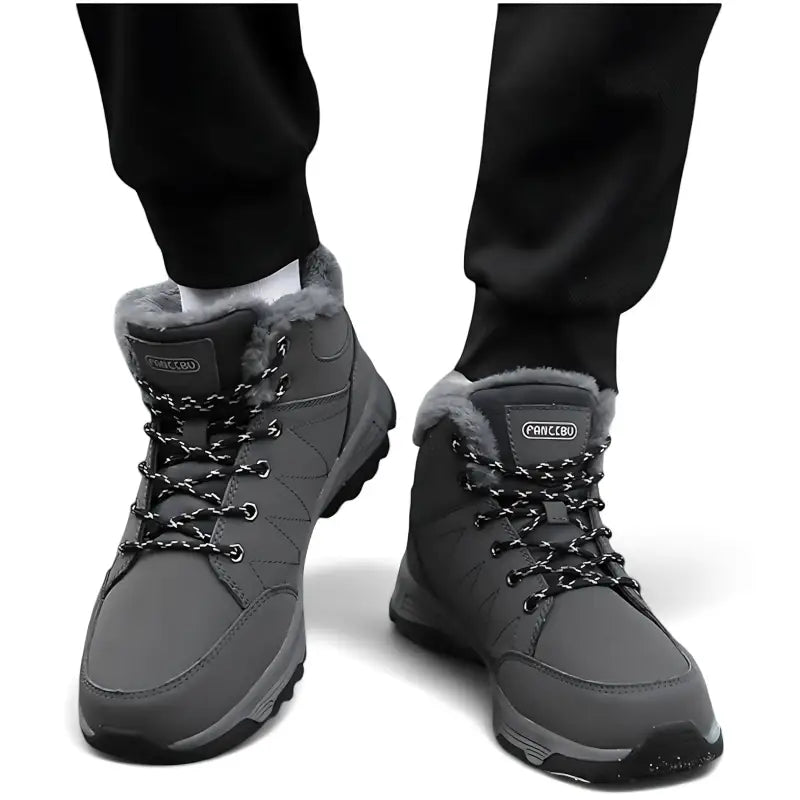 Chaussure de randonnée hiver femme isolée