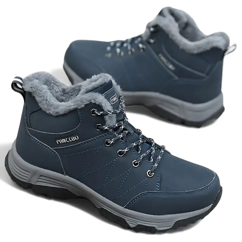 Chaussure de randonnée hiver femme isolée