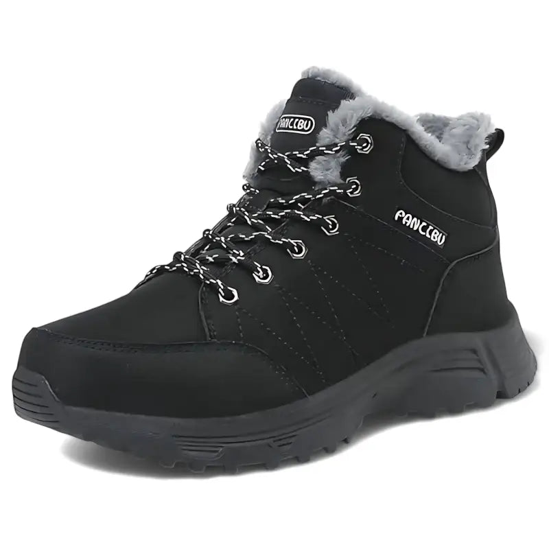 Chaussure de randonnée hiver femme isolée