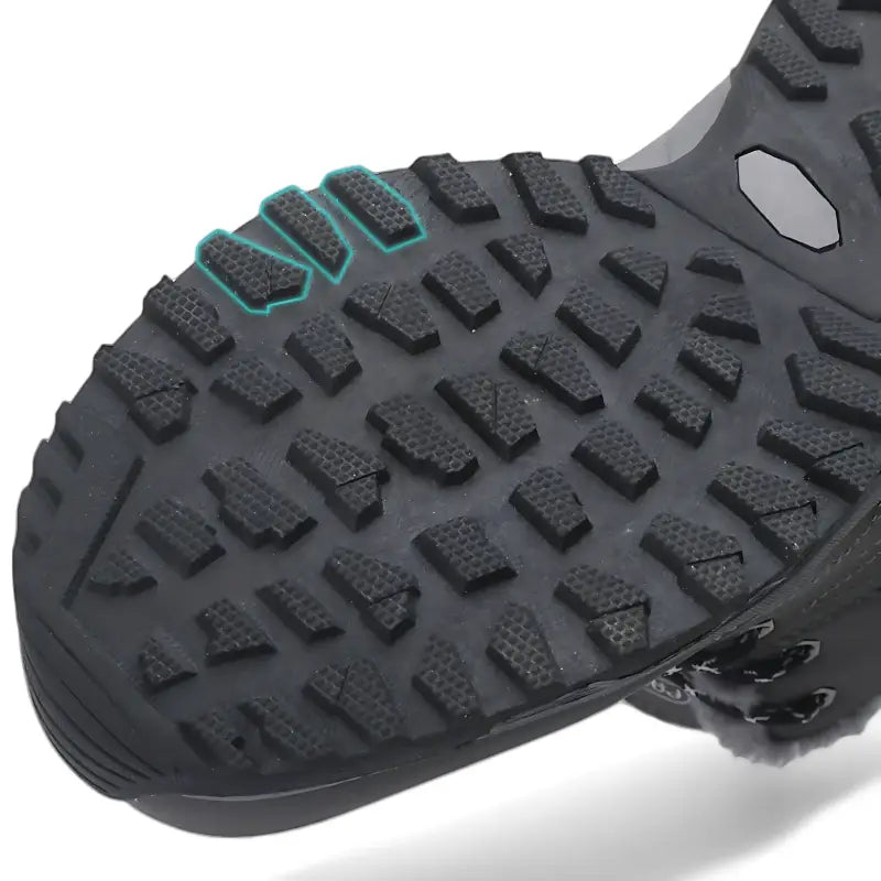 Chaussure de randonnée hiver femme isolée