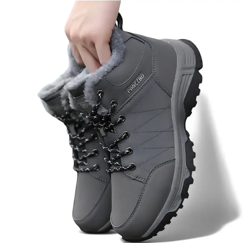 Chaussure de randonnée hiver femme isolée