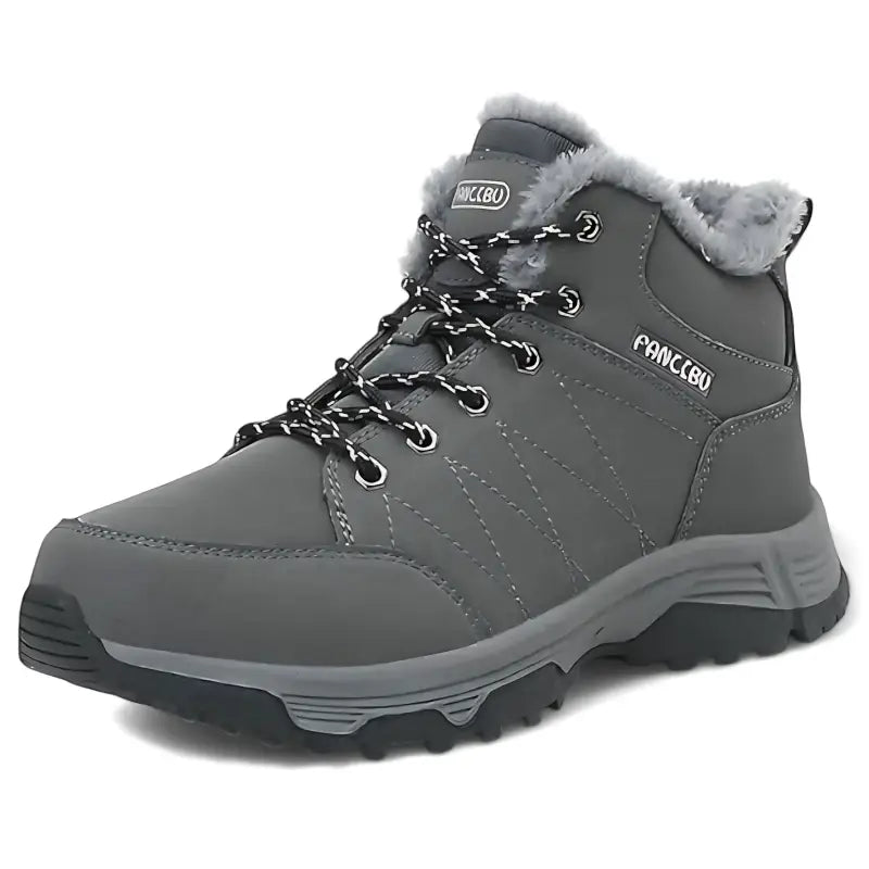 Chaussure de randonnée hiver femme isolée