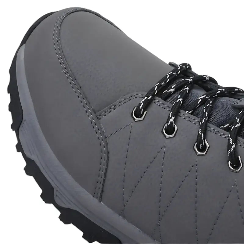 Chaussure de randonnée hiver femme isolée