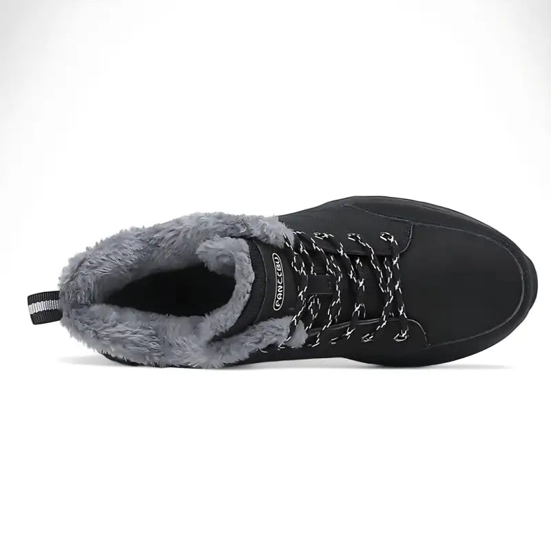 Chaussure de randonnée hiver femme isolée