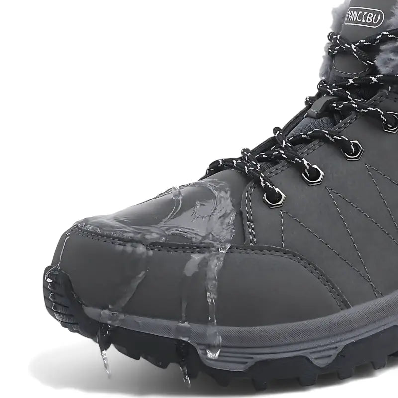 Chaussure de randonnée hiver femme isolée