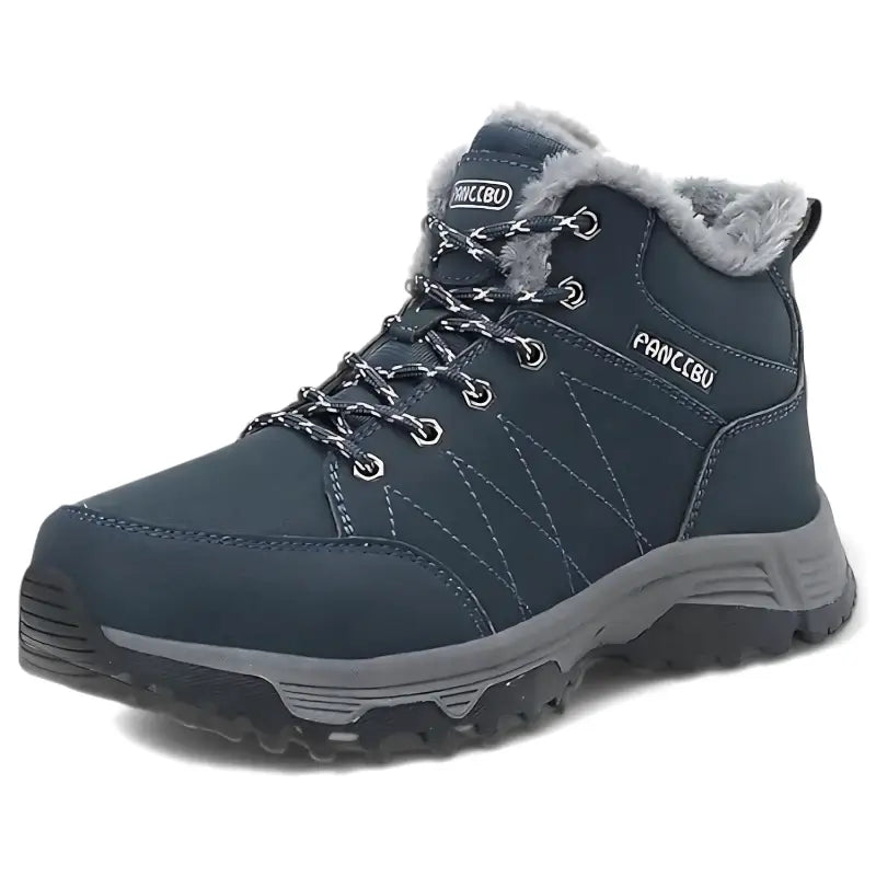 Chaussure de randonnée hiver femme isolée