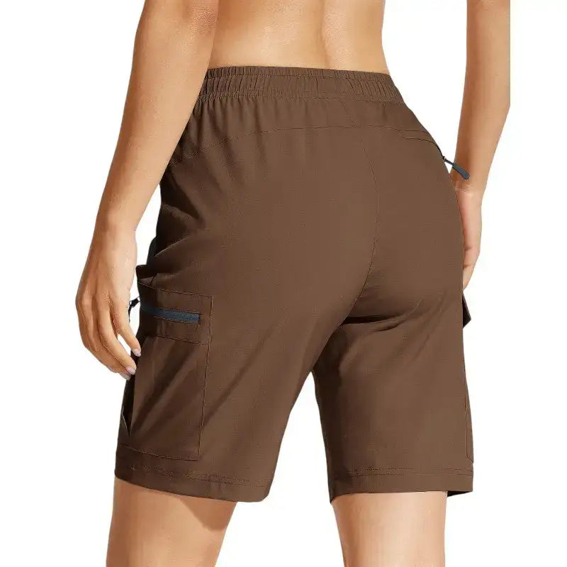 Short femme randonnée respirant plein air