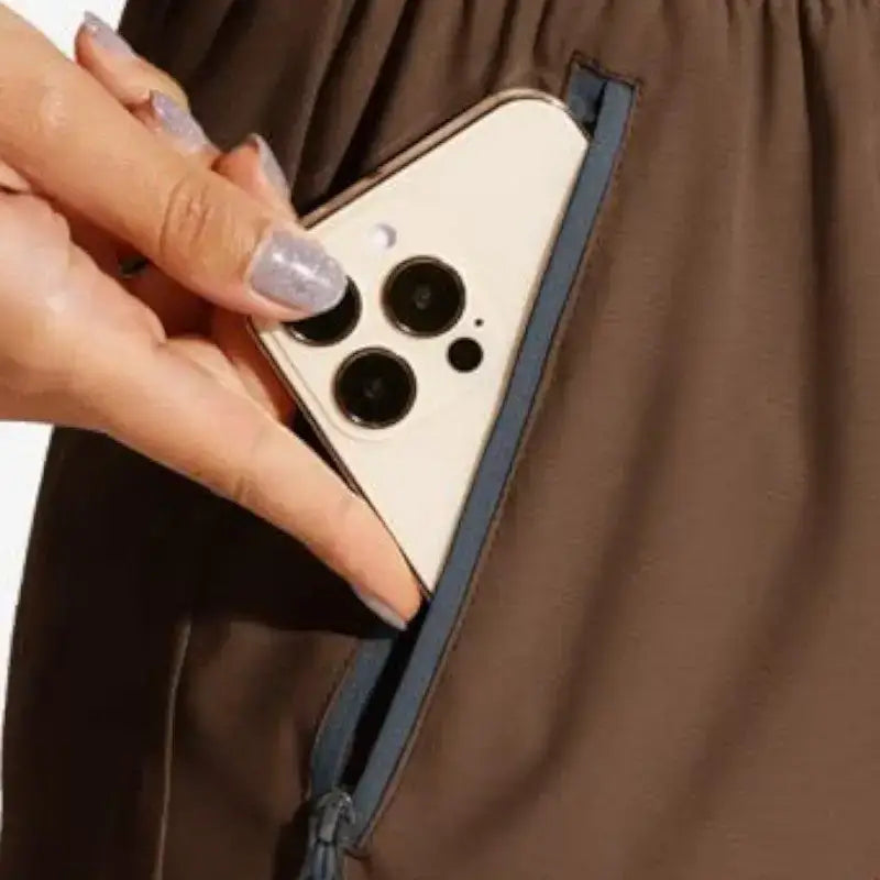 Short femme randonnée respirant plein air