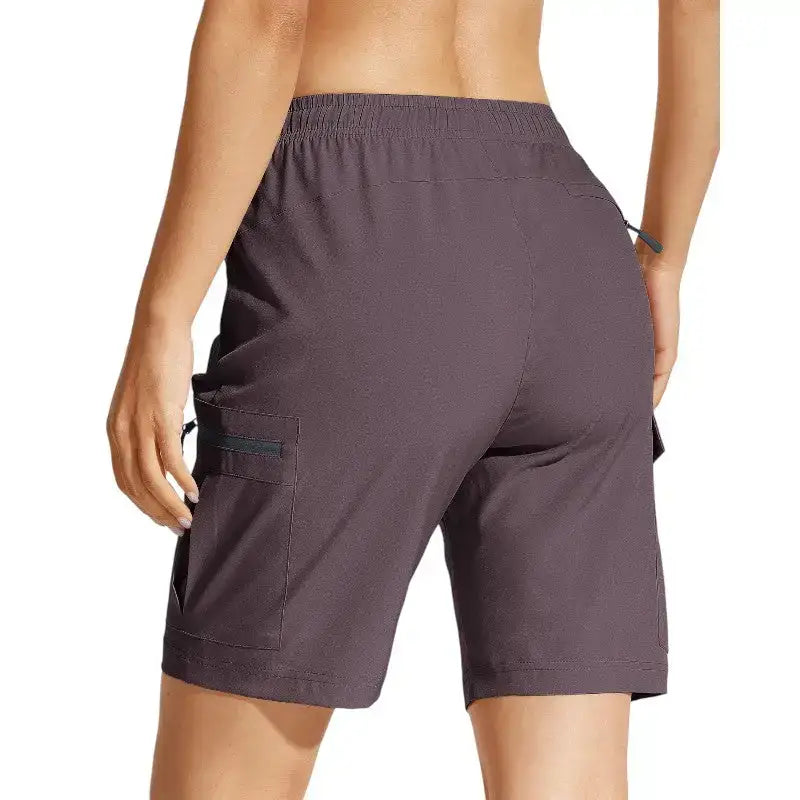Short femme randonnée respirant plein air
