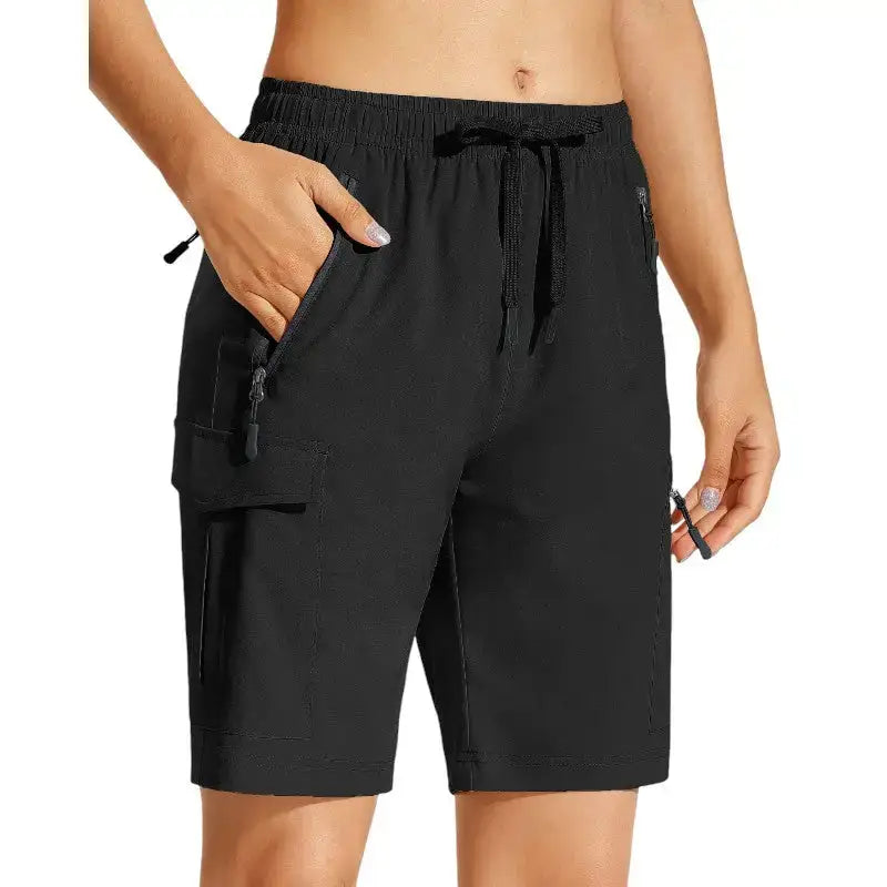 Short femme randonnée respirant plein air