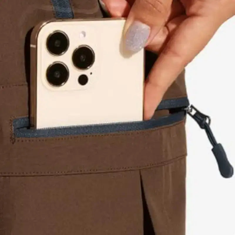 Short femme randonnée respirant plein air