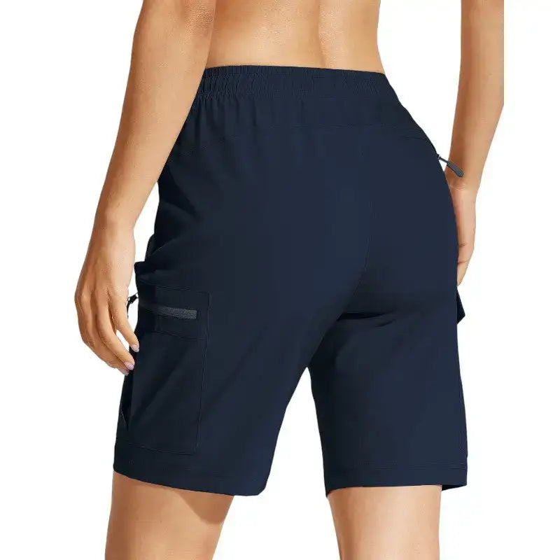 Short femme randonnée respirant plein air