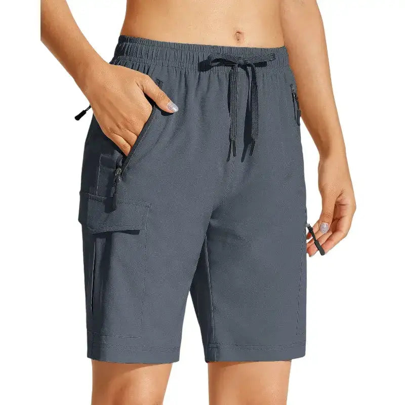 Short femme randonnée respirant plein air