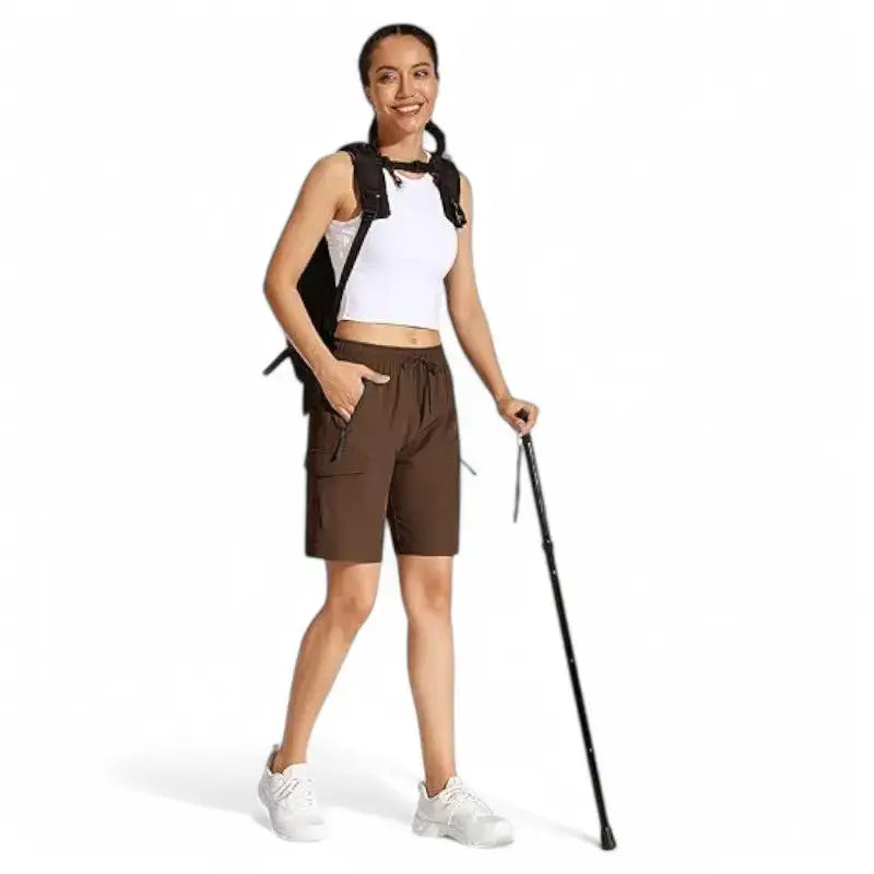 Short femme randonnée respirant plein air