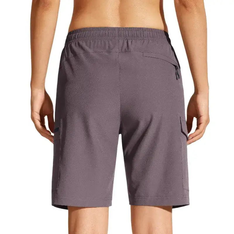 Short femme randonnée respirant plein air