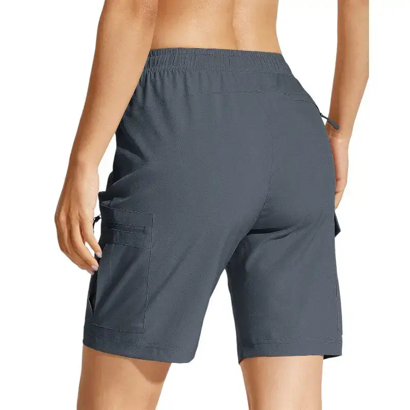 Short femme randonnée respirant plein air