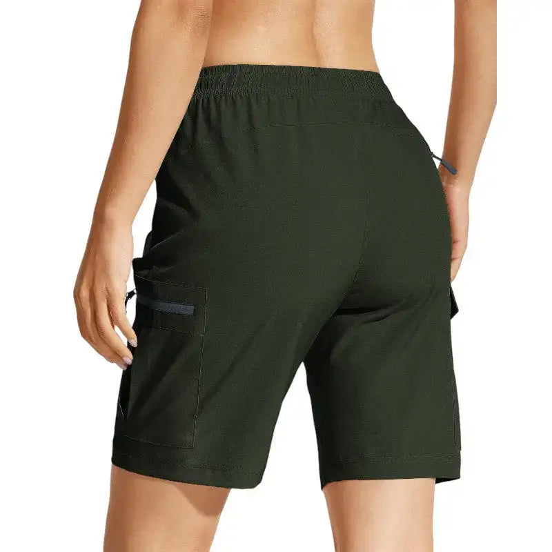 Short femme randonnée respirant plein air