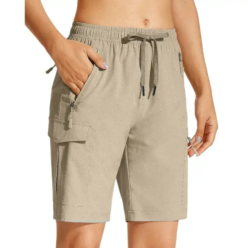 Short femme randonnée respirant plein air