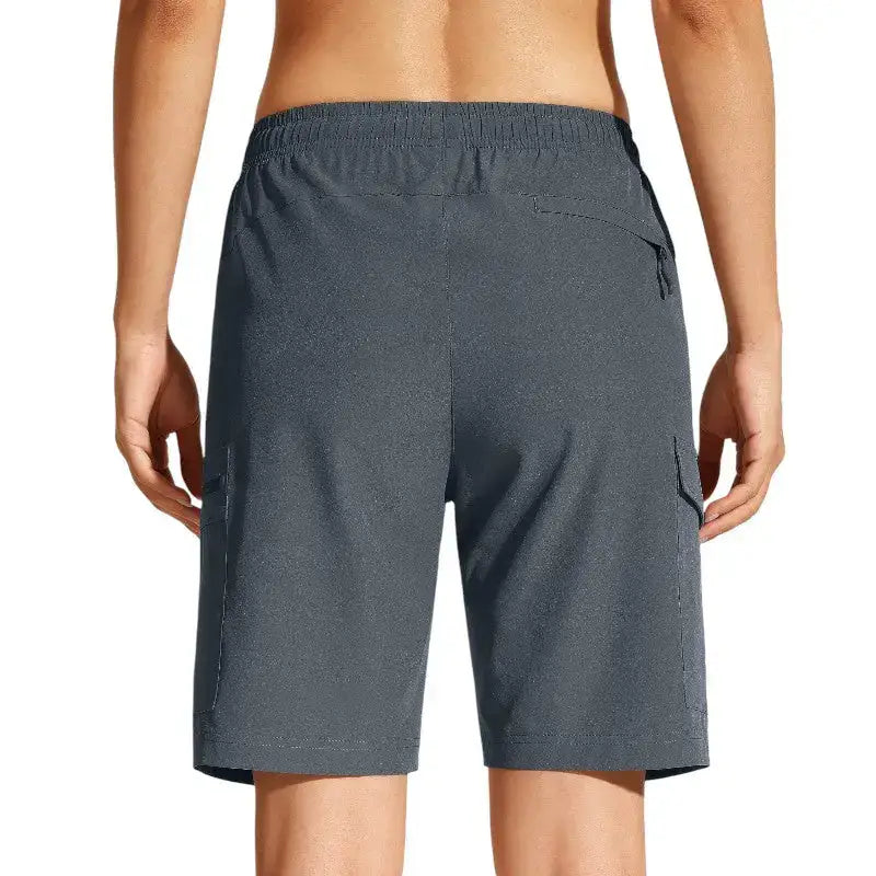 Short femme randonnée respirant plein air