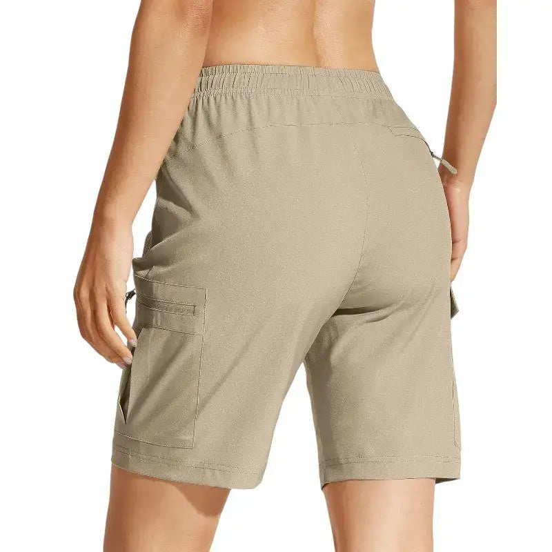 Short femme randonnée respirant plein air