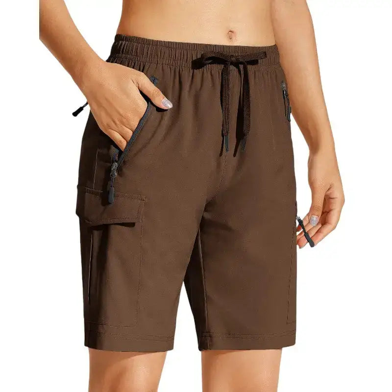 Short femme randonnée respirant plein air