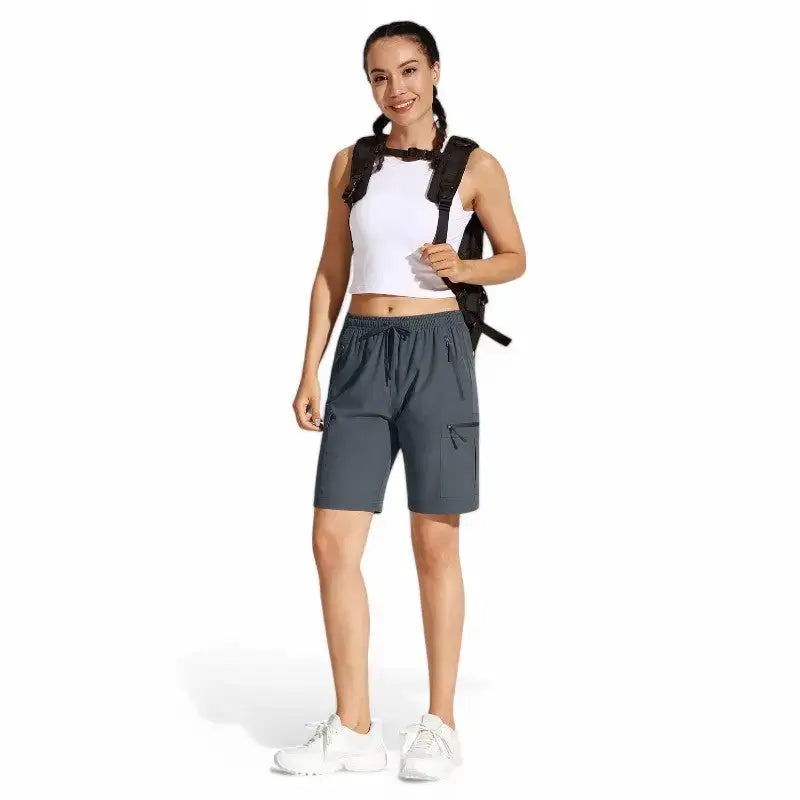 Short femme randonnée respirant plein air