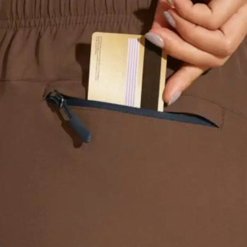 Short femme randonnée respirant plein air