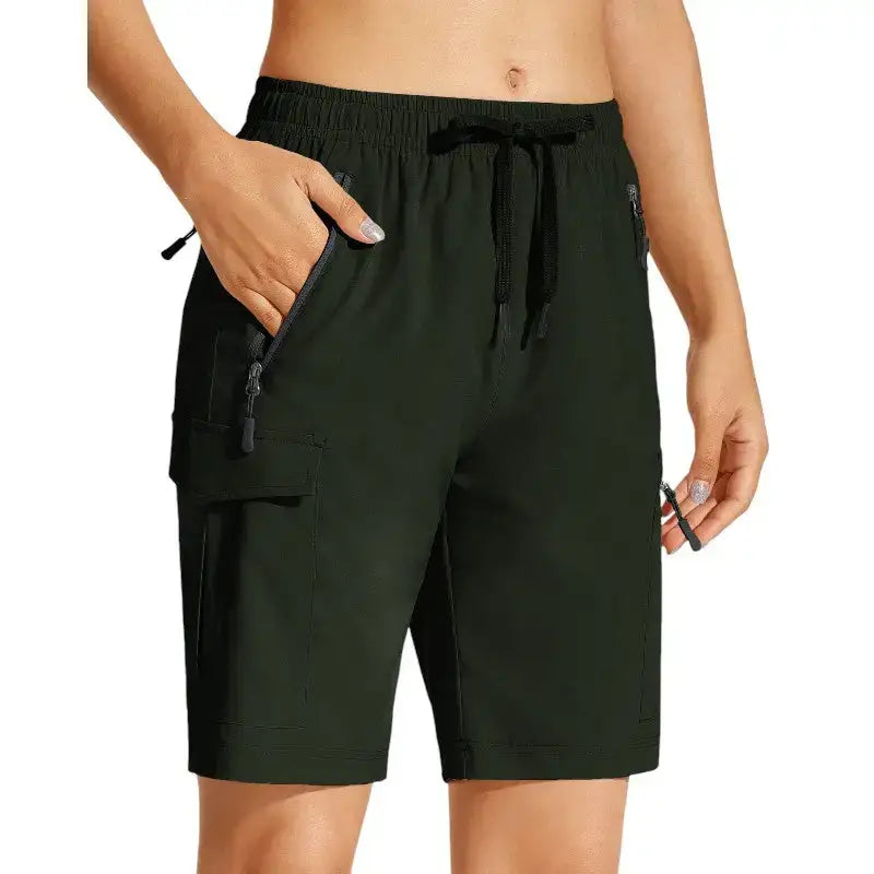 Short femme randonnée respirant plein air