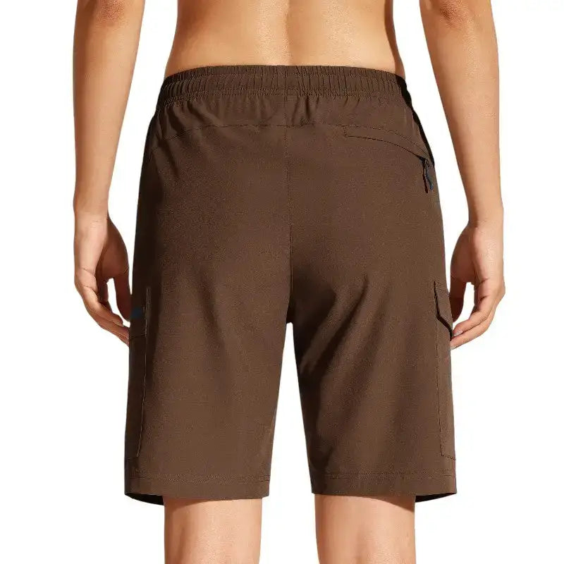 Short femme randonnée respirant plein air