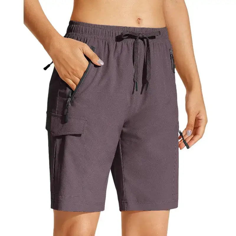 Short femme randonnée respirant plein air