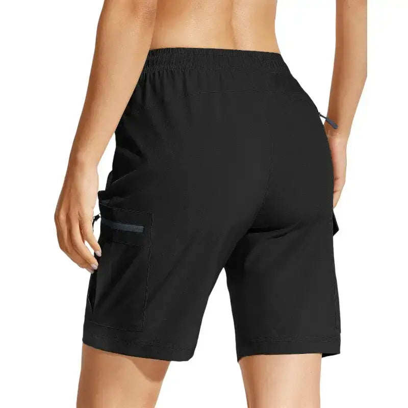 Short femme randonnée respirant plein air