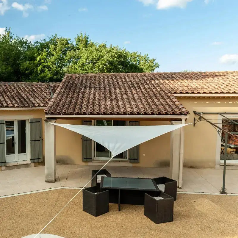 Voile ombrage triangulaire imperméable terrasse